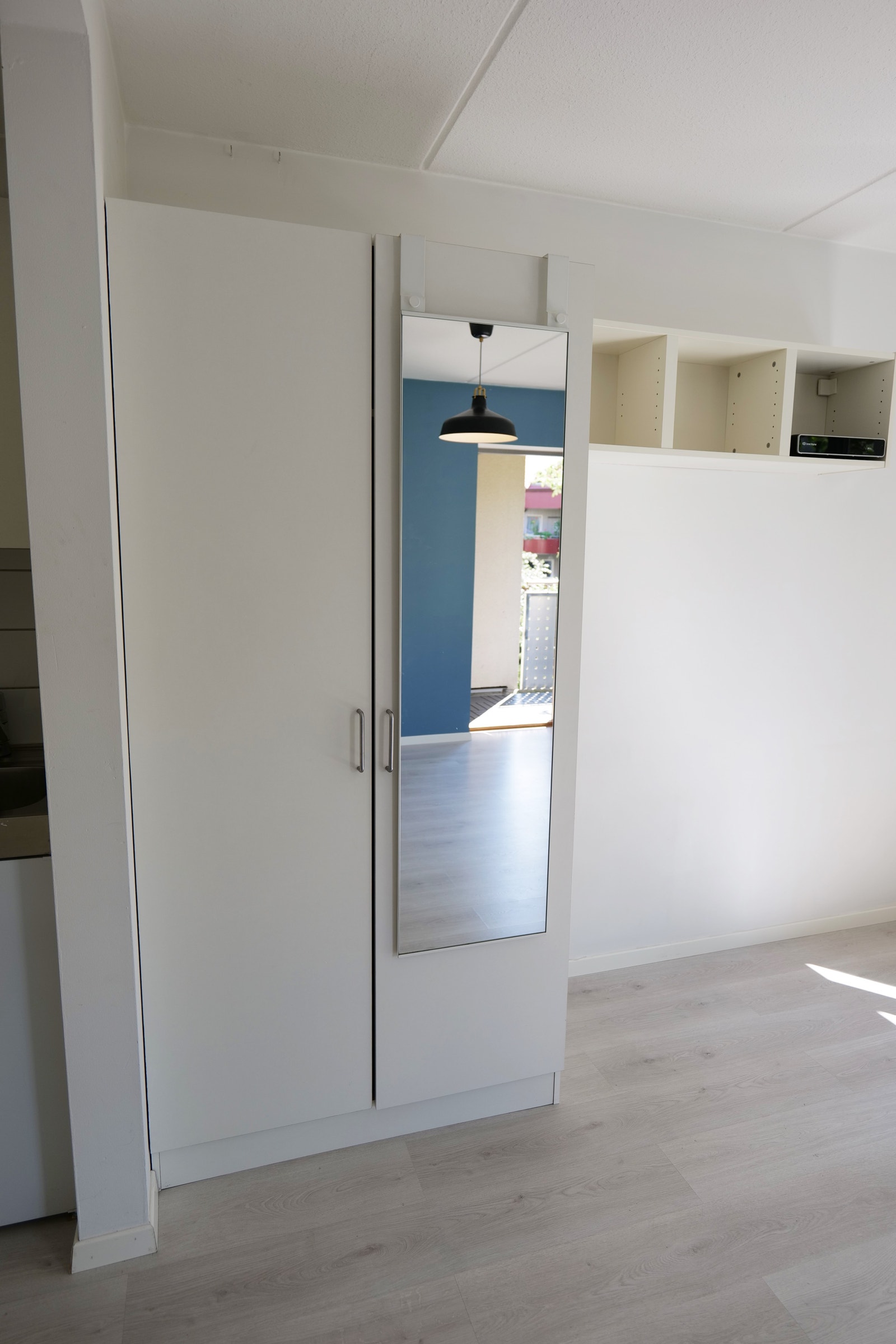 Romslig garderobeskap Galleribilde