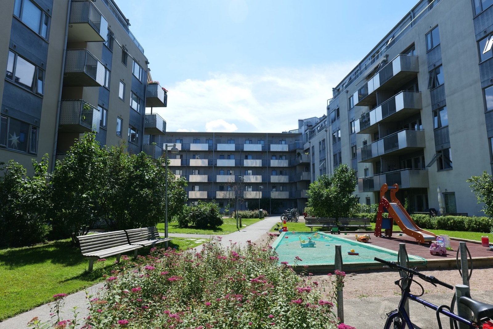 Familievennlig bakgård Galleribilde