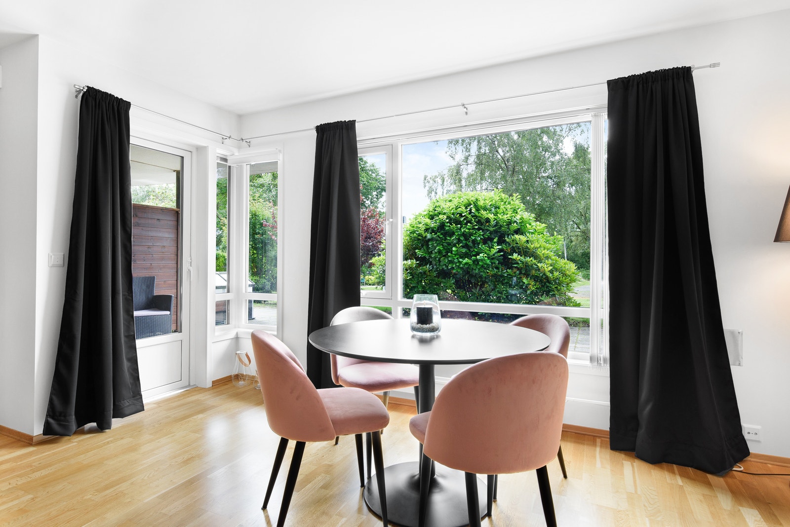 Stue (stoler på bildet er erstattet med nye. Se øvrige bilder.) Galleribilde