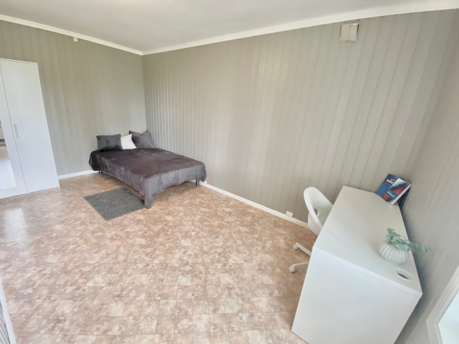 Rom 1(6.500,-)15 m2 Galleribilde