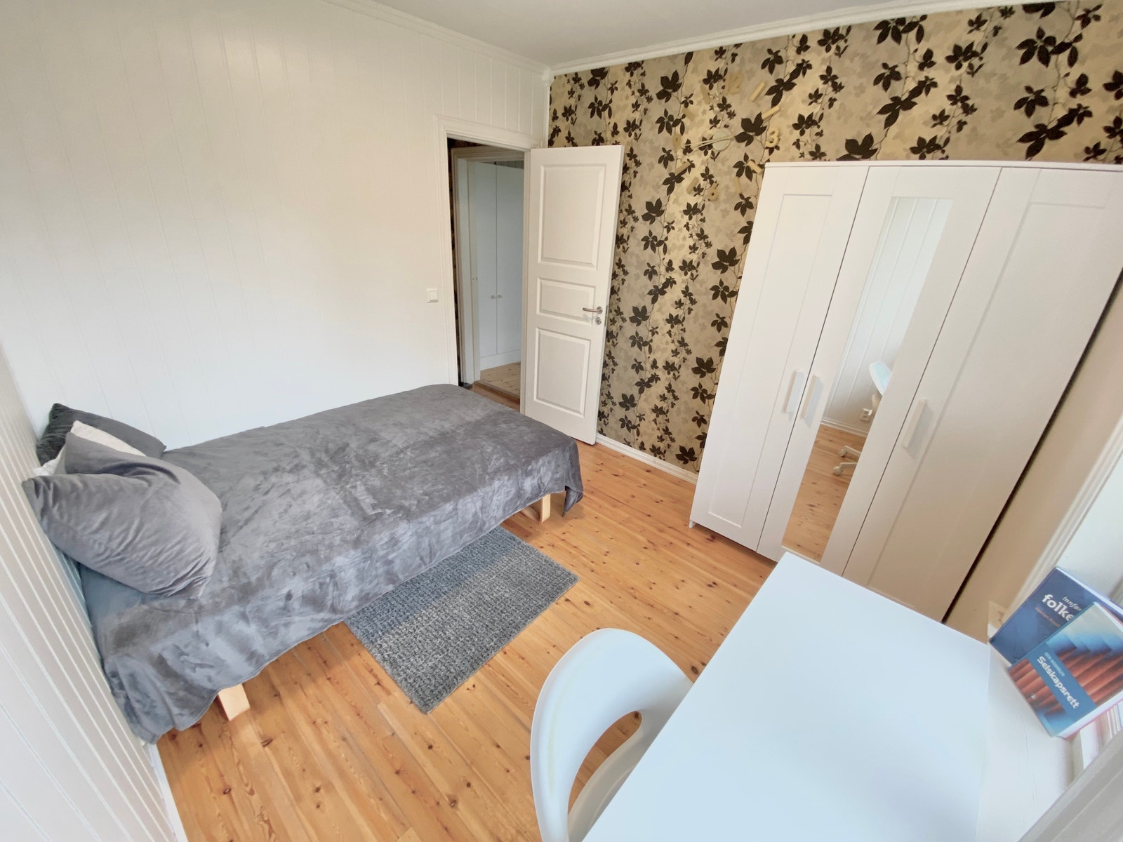 Rom 3(6.250,-)10m2 Galleribilde