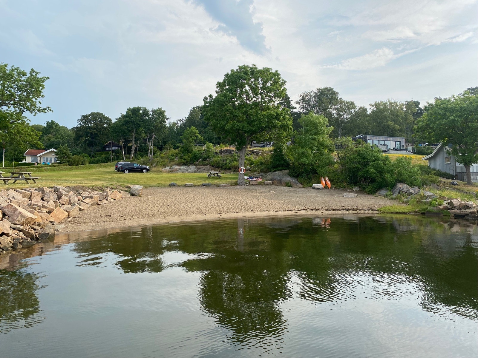 Badeplass ved båthavna. 500 meter fra hytta. Galleribilde