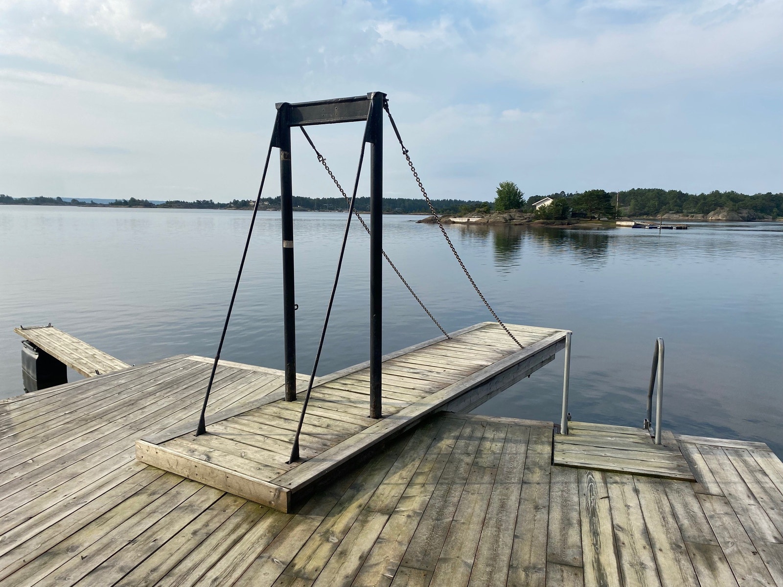 Stupebrett ved båthavna. Galleribilde