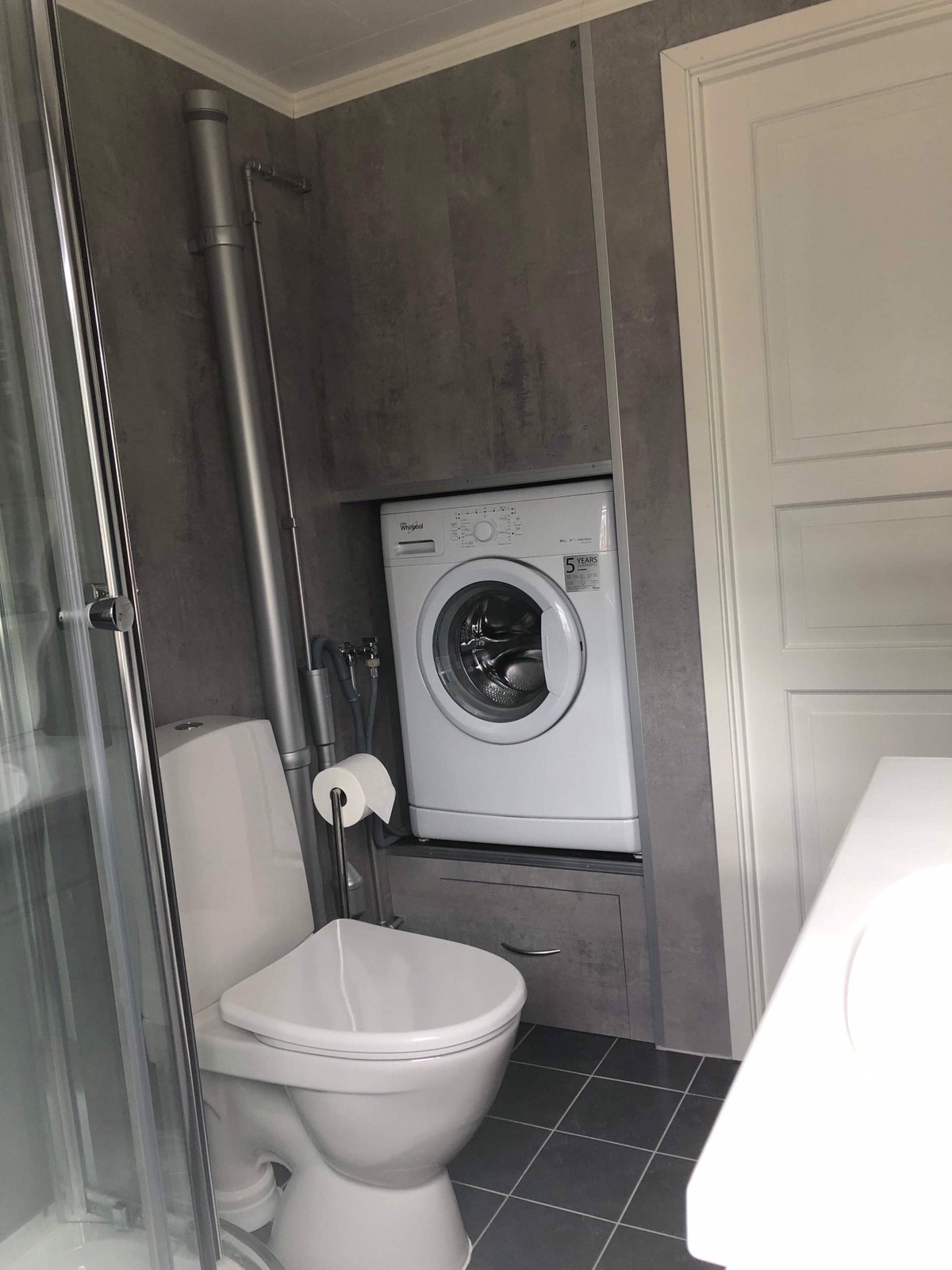 Vaskemaskin på badet Galleribilde