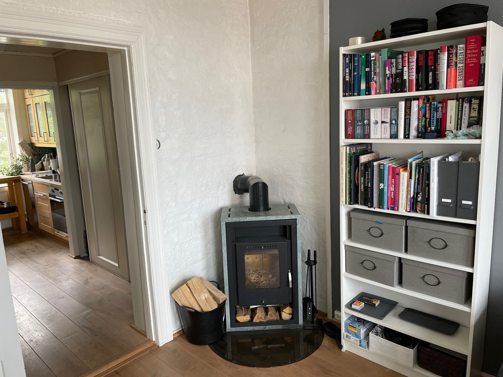 Stue med vedovn Galleribilde