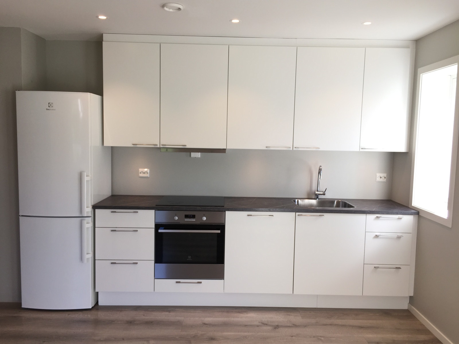 Flott Strai Kjøkken - hvitevarer følger med i leien. Galleribilde