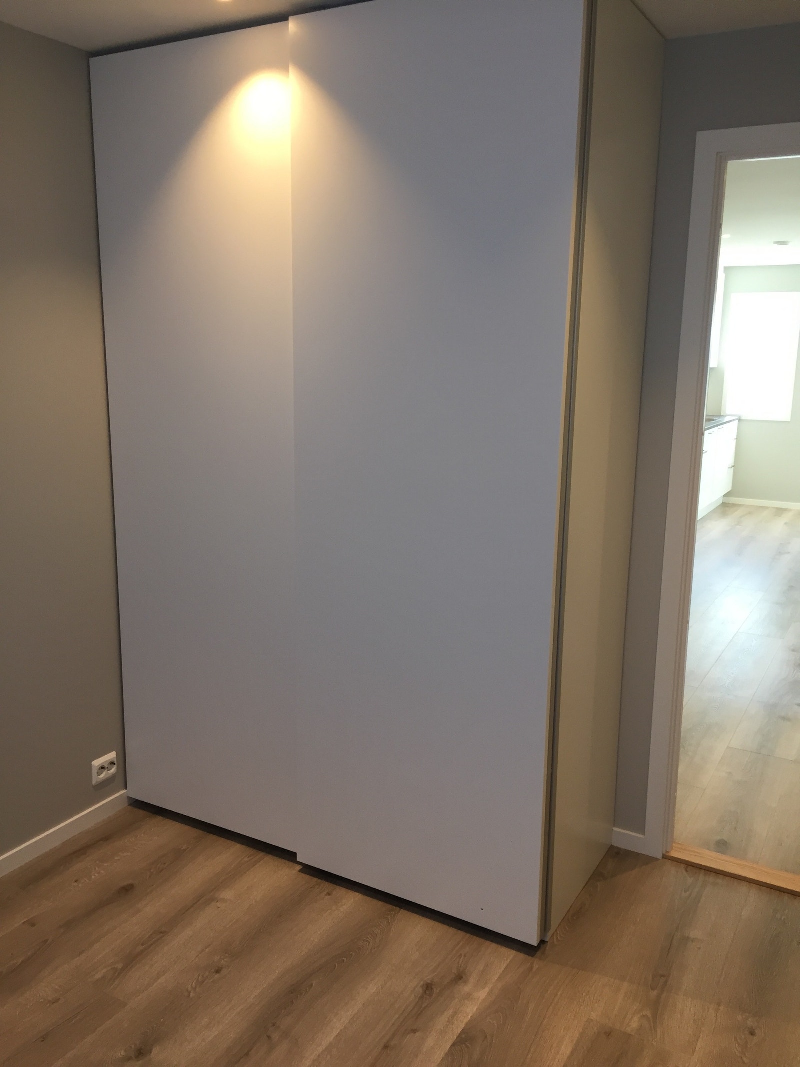 Soverom med skyvedørsgarderobe Galleribilde