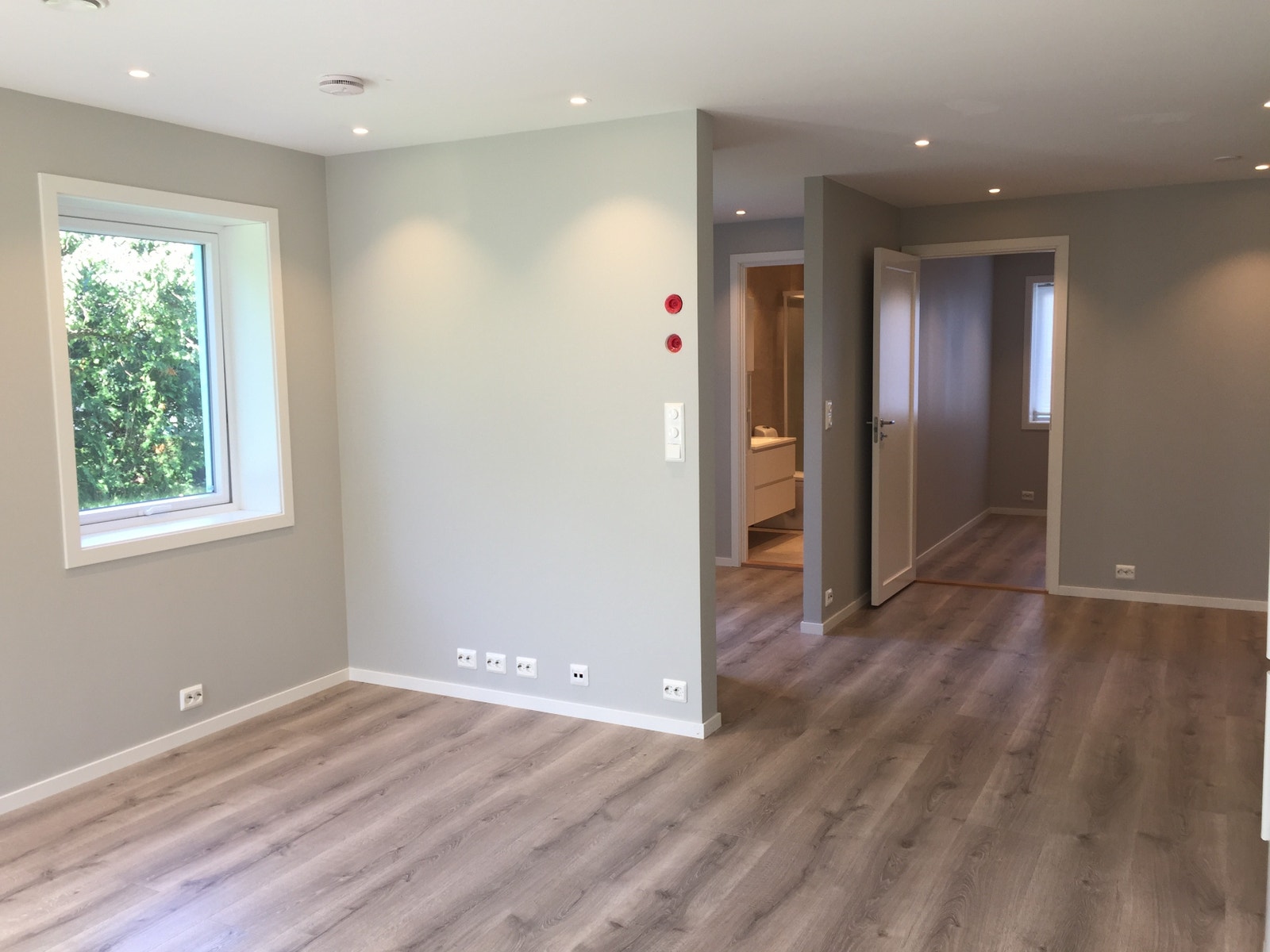 Åpen løsning med kjøkken, stue og gang. Galleribilde