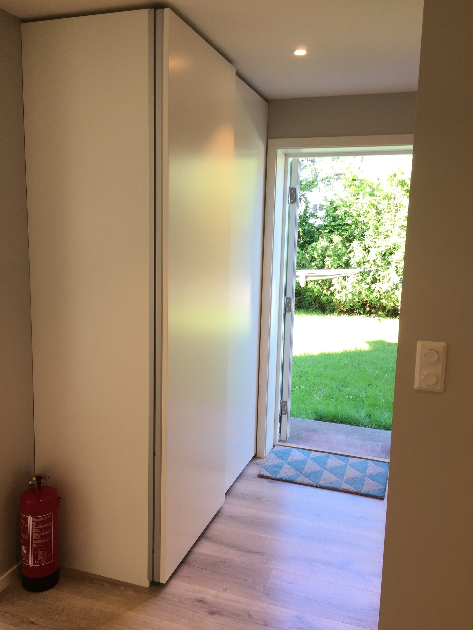 Inngangsparti med skyvedørsgarderobe. Galleribilde