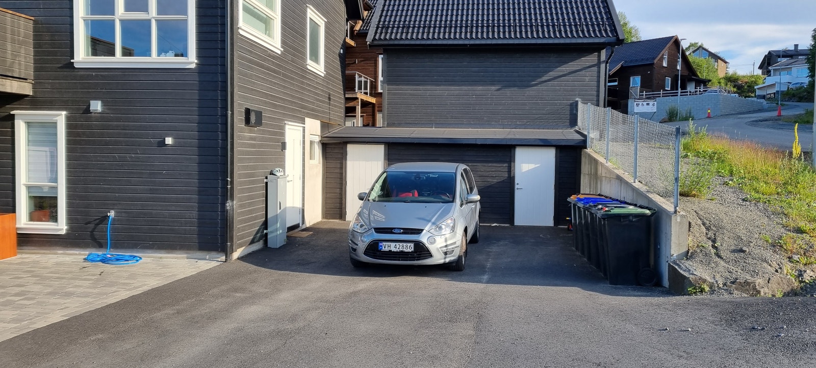 Inngang, parkeringsplass og utvendig bod Galleribilde