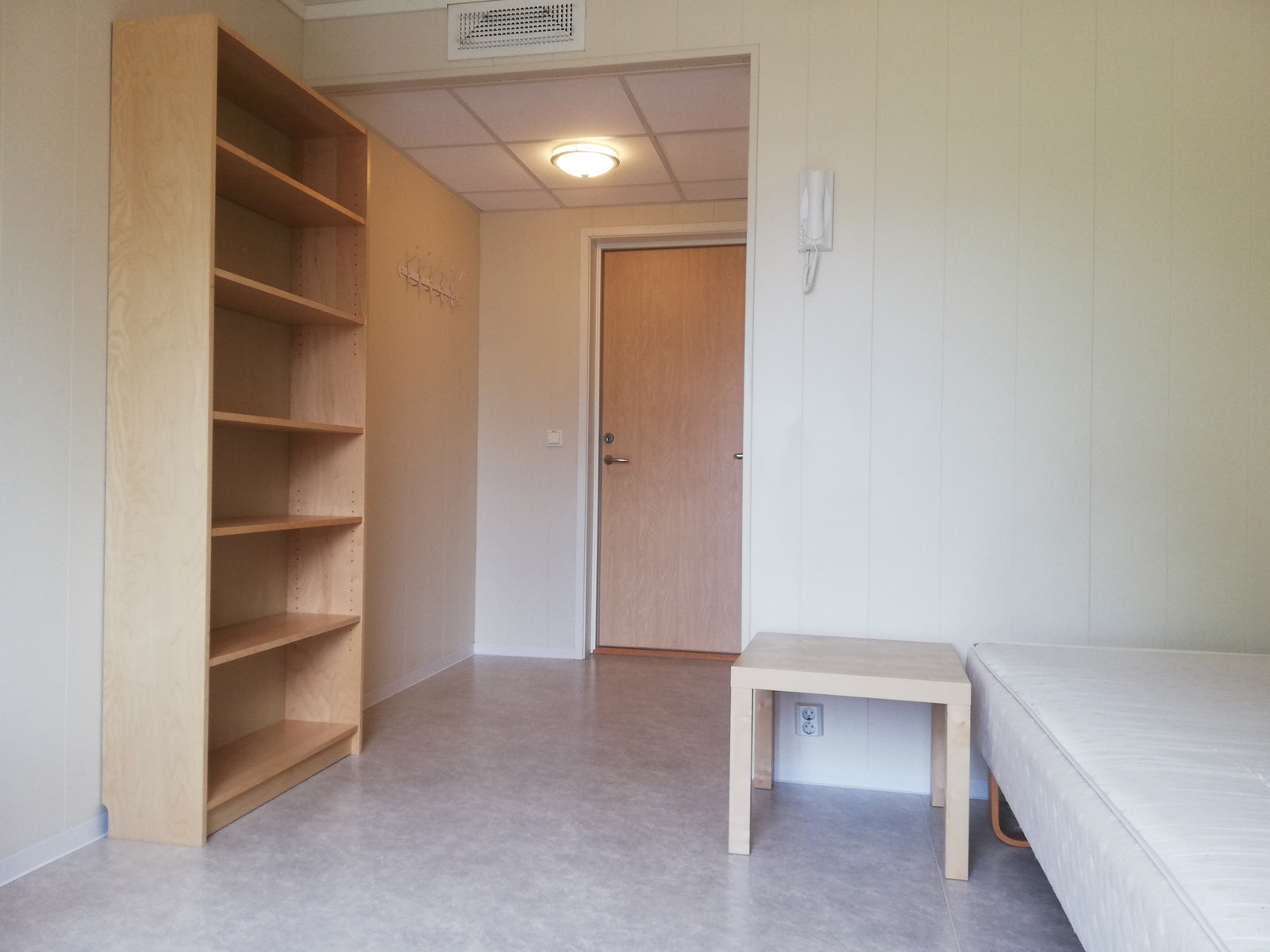 Alle hyblene har bokhylle, klesskap, seng, skrivepult og kontorstol. Galleribilde