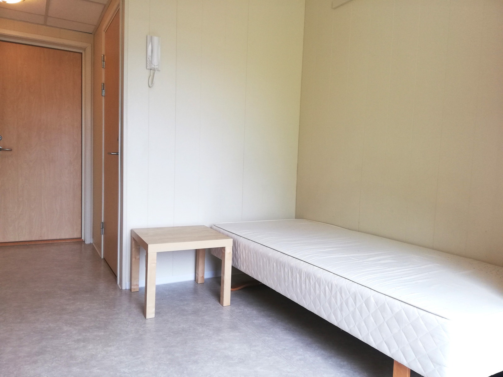 Alle hyblene har bokhylle, klesskap, seng, skrivepult og kontorstol. Galleribilde