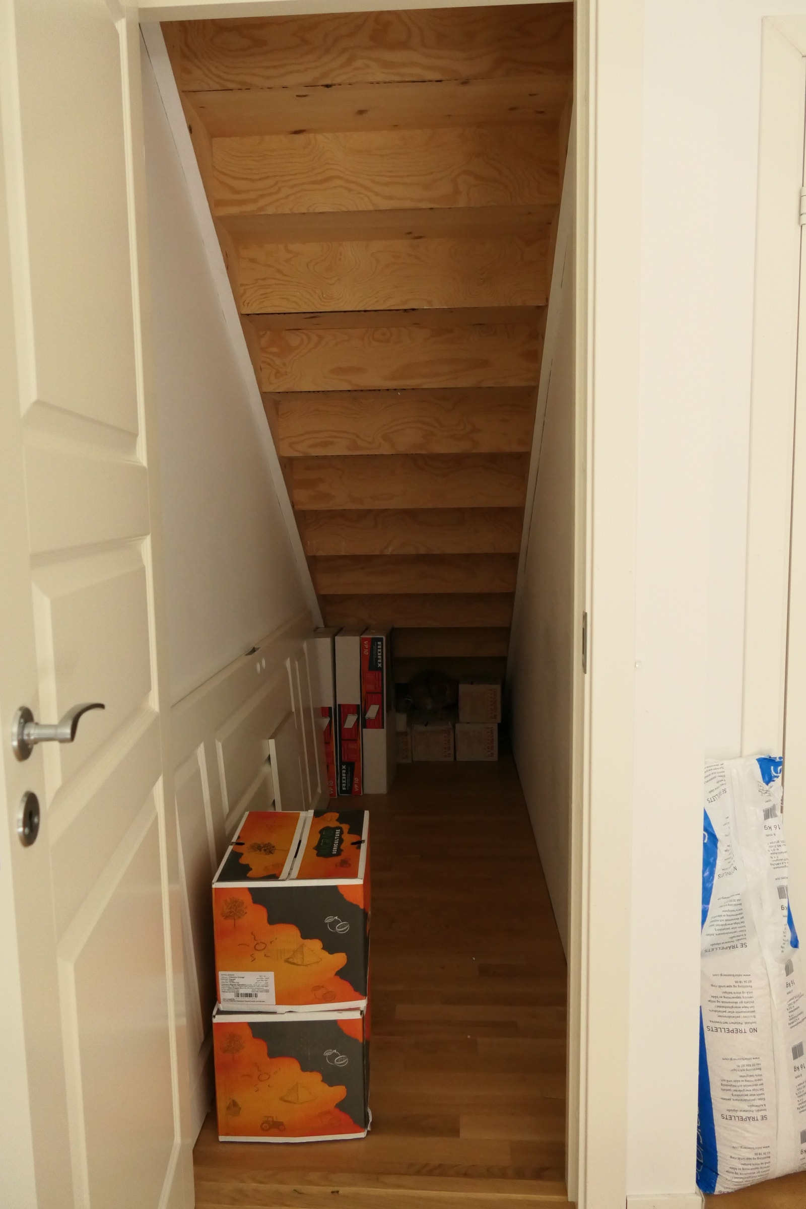 Innebod under trappen. Tilgang fra stuen.
1. etasje Galleribilde