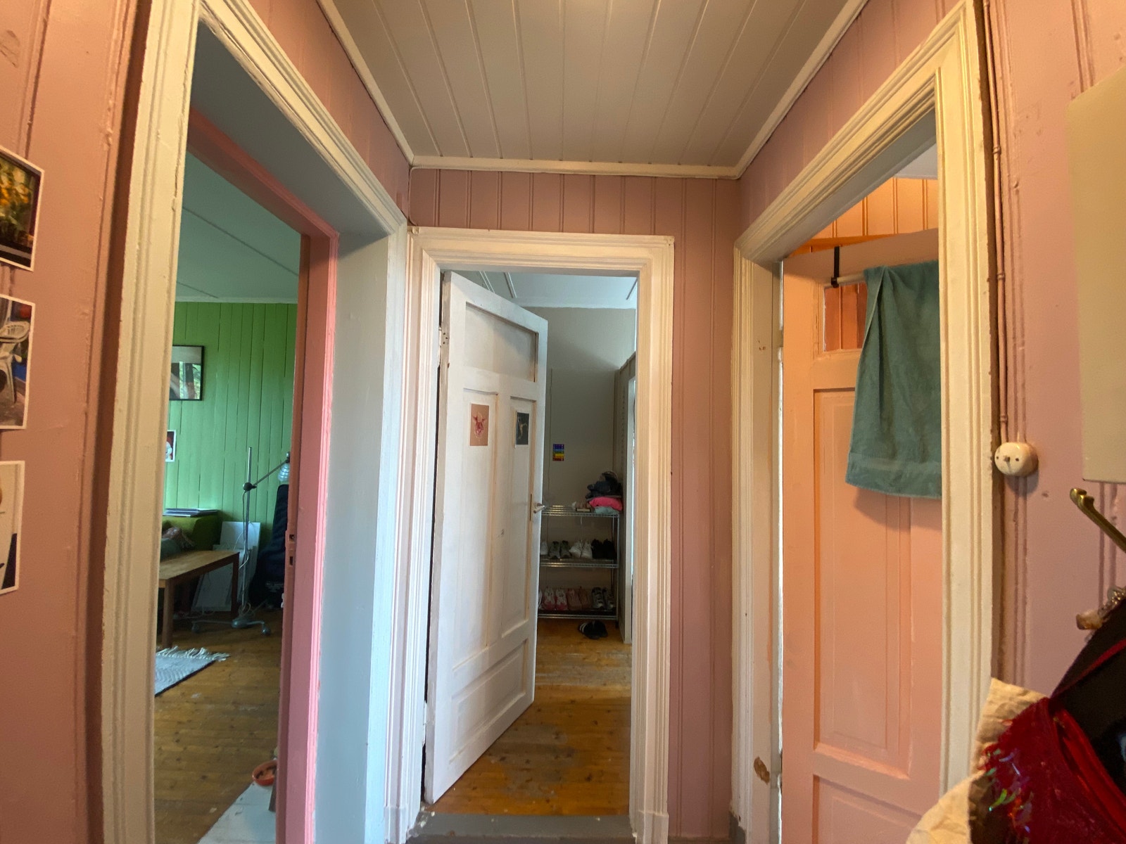 gangen sett fra inngangsdøra (inngang til rommet er ute av frame til venstre) Galleribilde