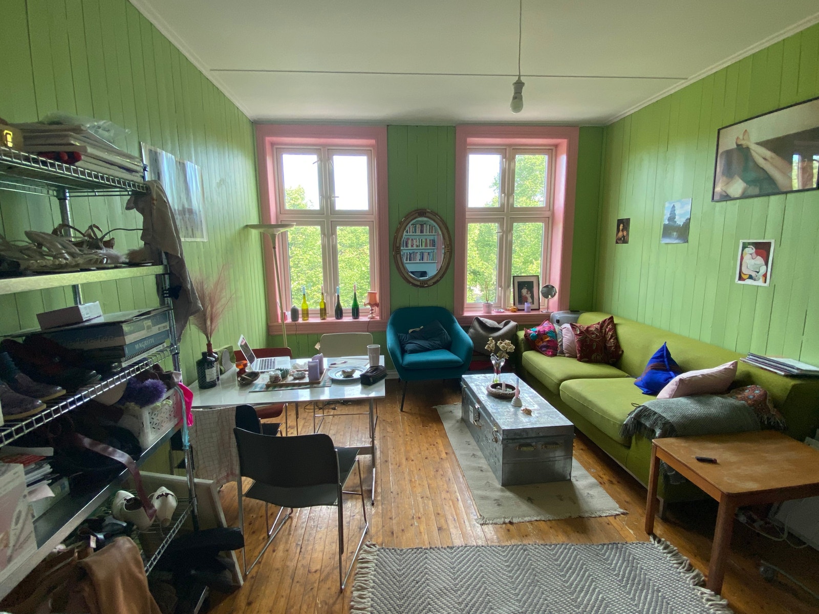 stue sett fra gangen (spisebord og stoler skal mest sannsynlig byttes ut) Galleribilde