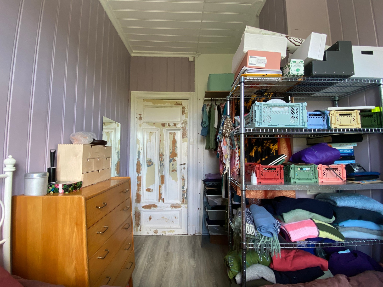 rommet som leies ut sett fra vinduet Galleribilde