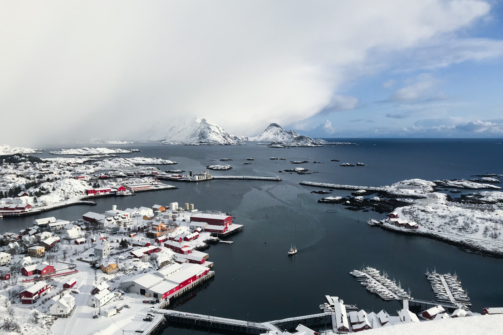 Ballstad om vinteren er nydelig: Snøbyger, skreifiske og nordlys! Galleribilde