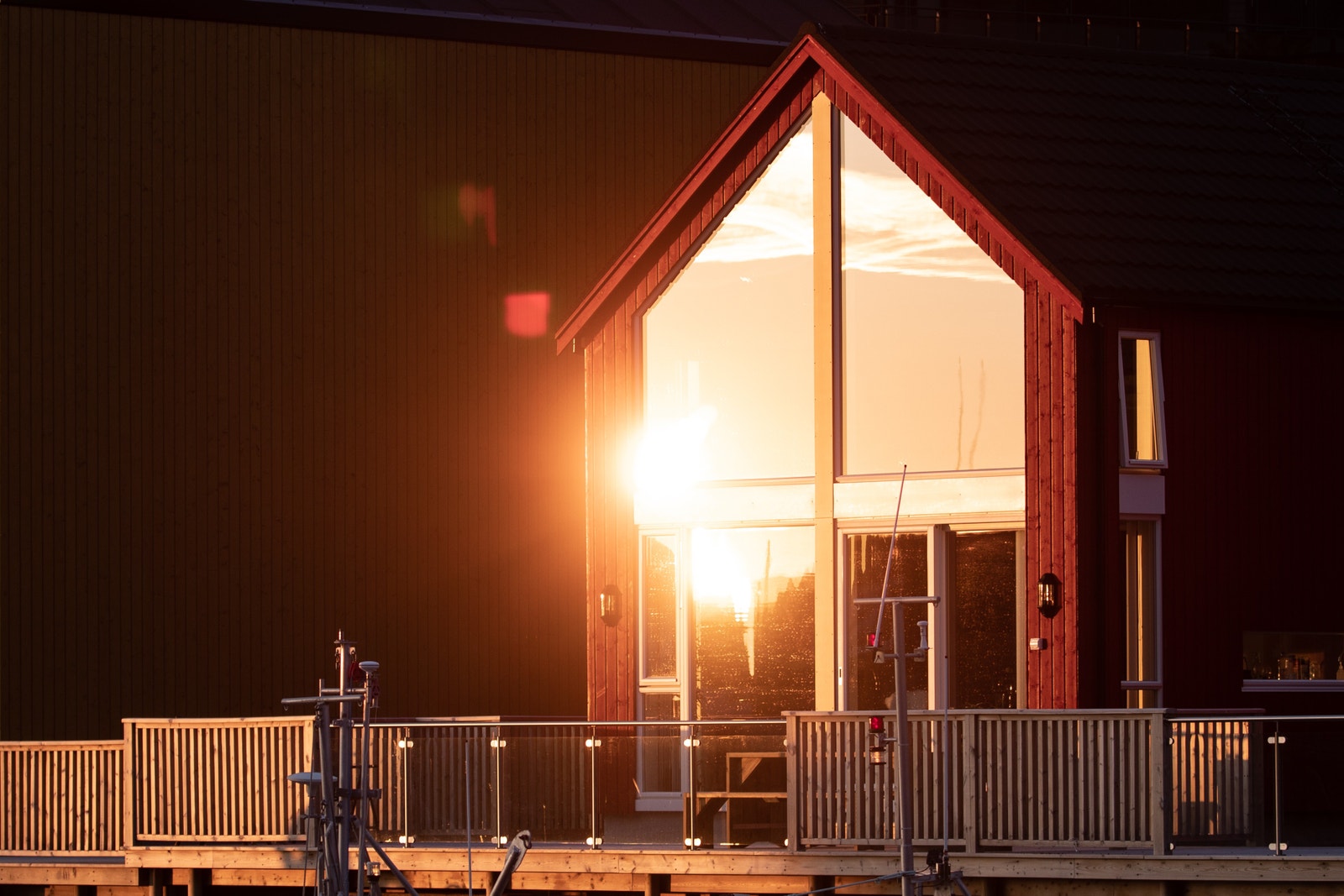 Rorbuen i midnattsol Galleribilde