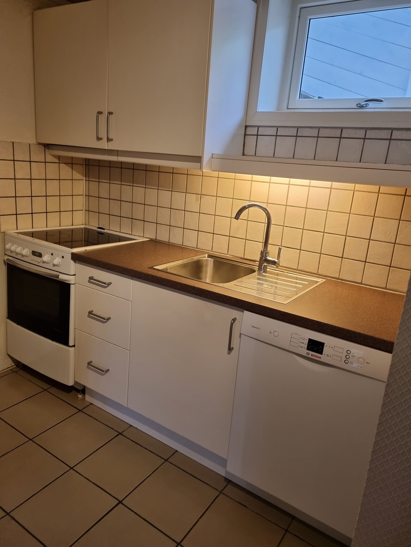 Kjøkken med hvitevarer Galleribilde