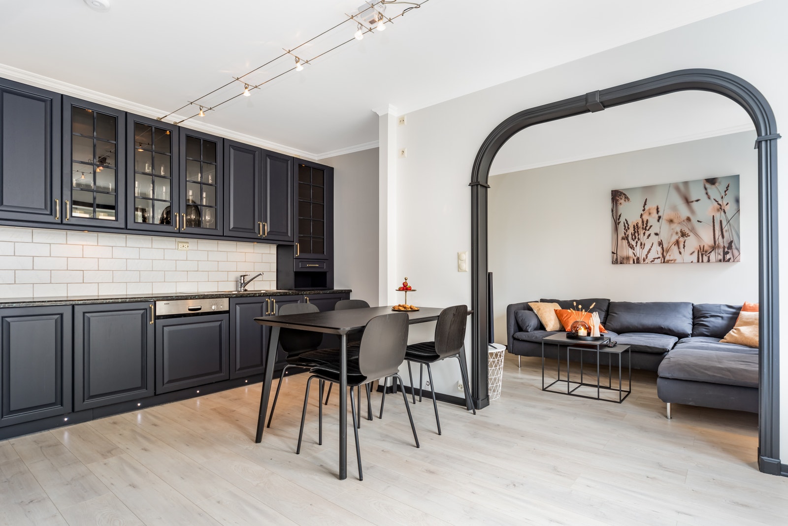 Romslig stue/kjøkkenløsning Galleribilde