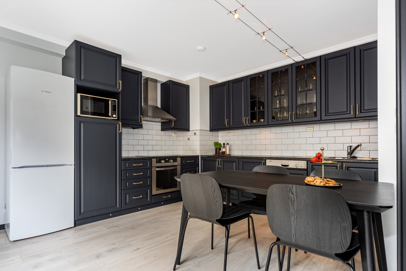 Stor kjøkken med spisebord Galleribilde