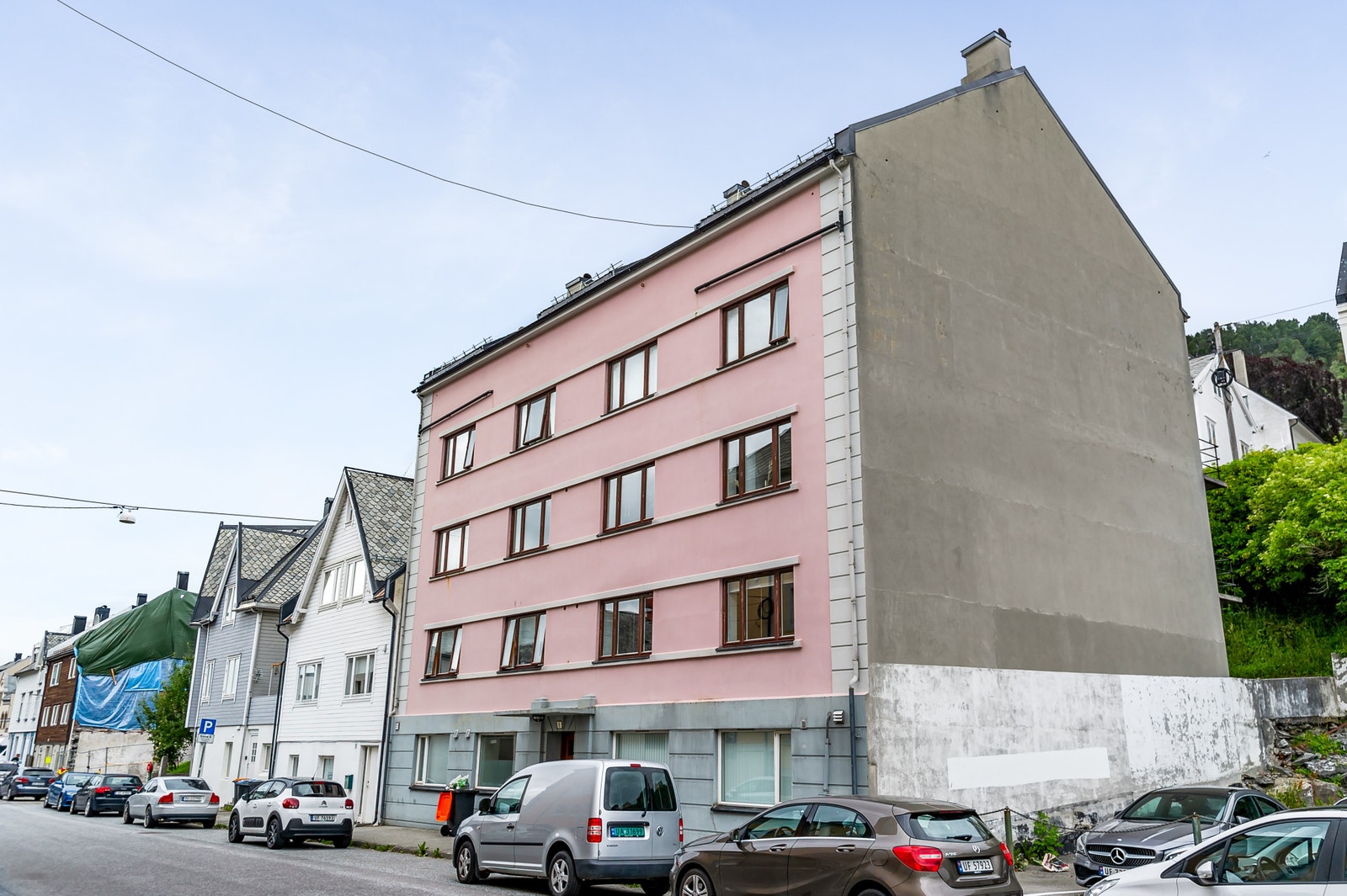 Fasaden. Leiligheten ligger i 3 etasje. Normalt godt med gateparkering utenfor. Galleribilde