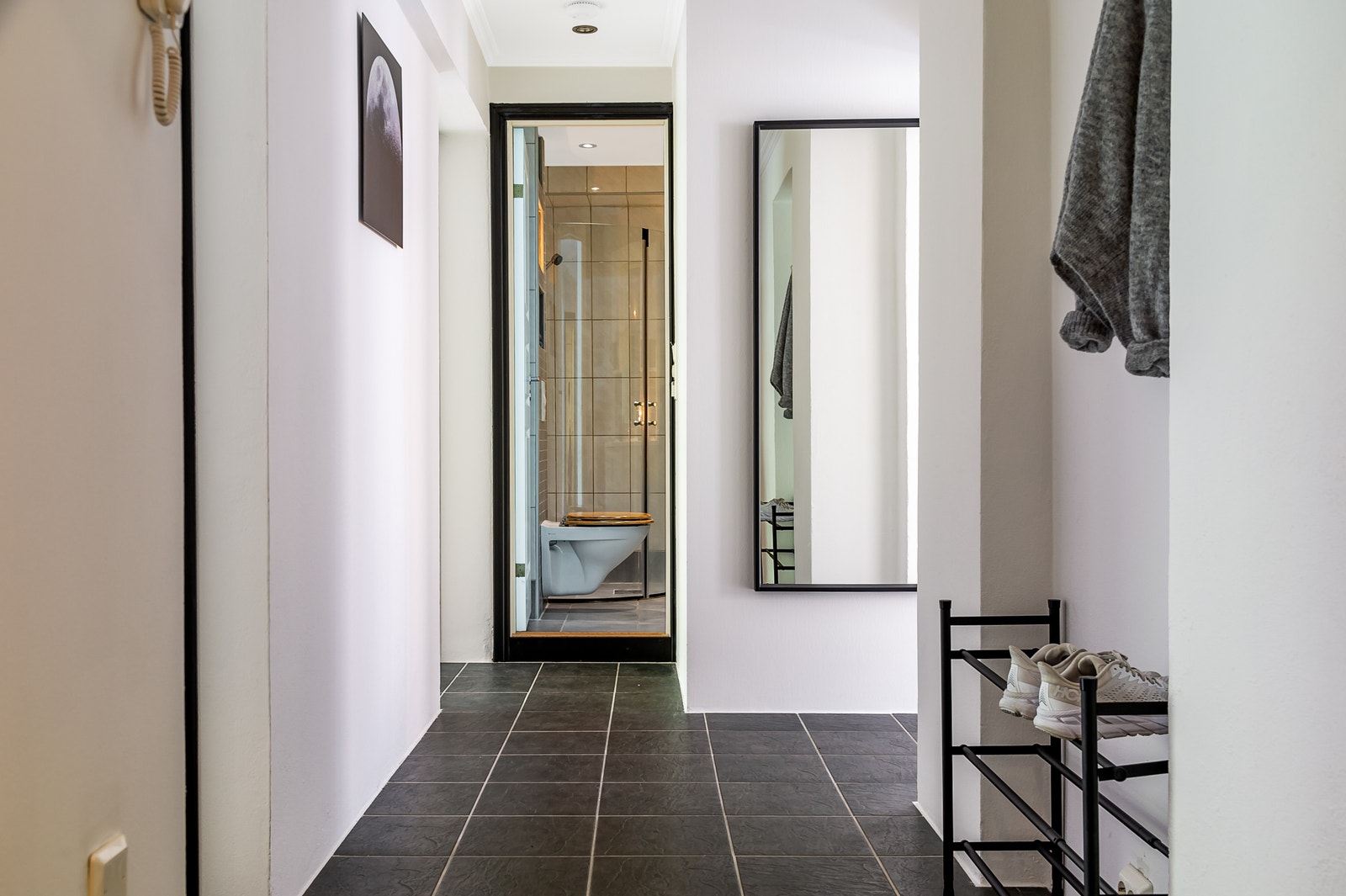 Fin entree med godt med plass for sko og jakker Galleribilde