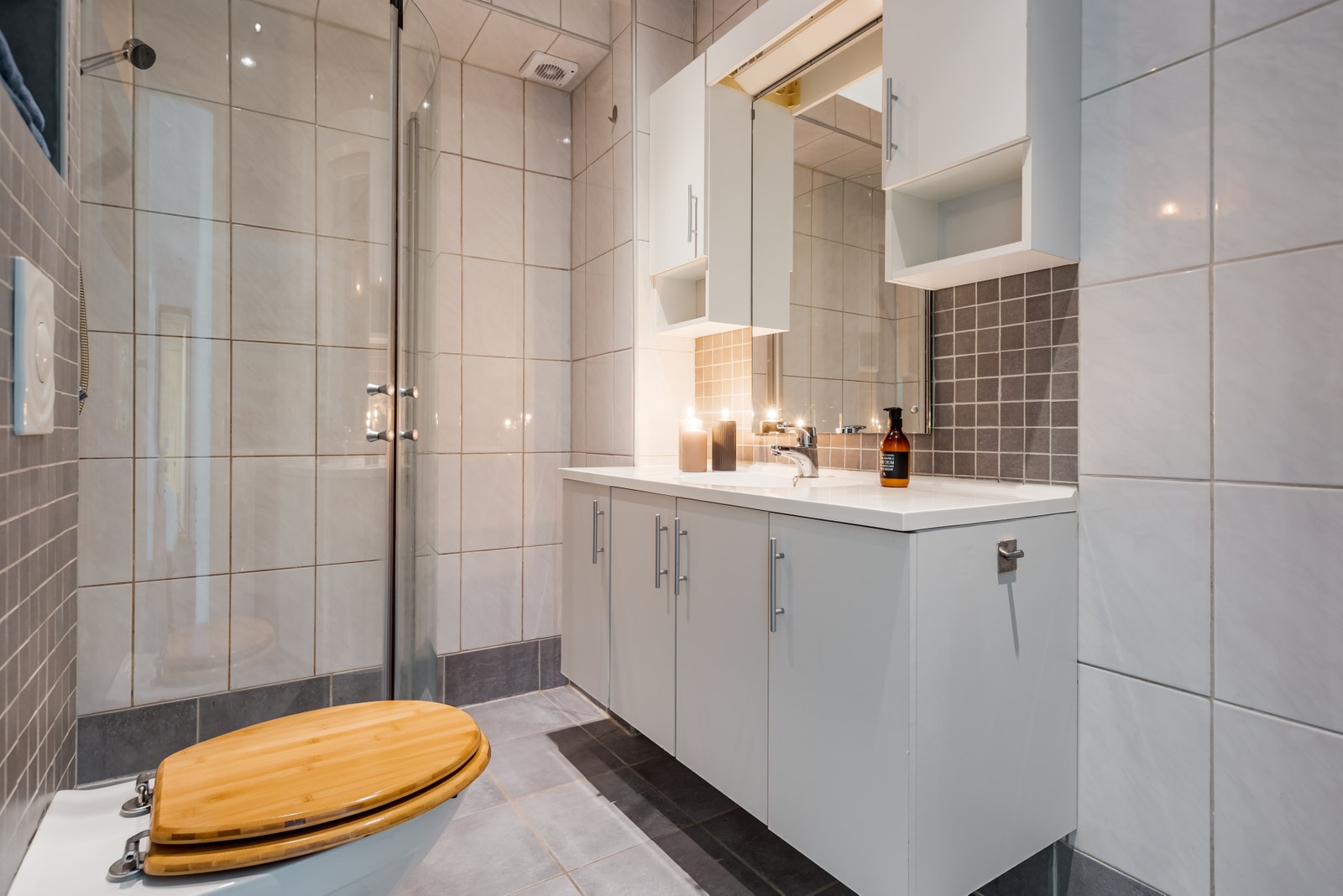 Fint flislagt bad. Nytt dusjkabinett har erstattet dusjsonen. Ny vask/tørk maskin vår 2025. Galleribilde