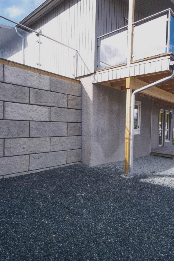 Leiligheten kommer med et lite utearel og platt. Galleribilde