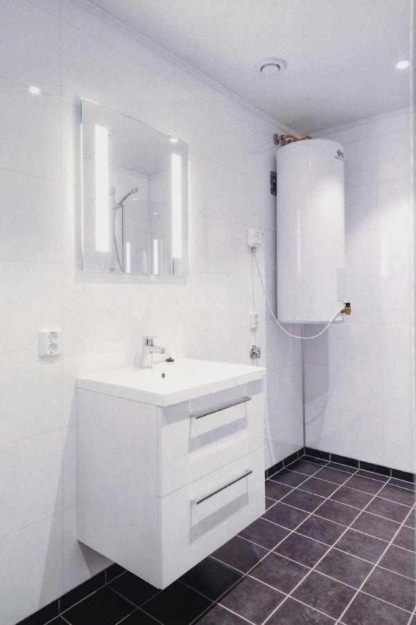 Bad ligger vegg i vegg med soverom. Galleribilde