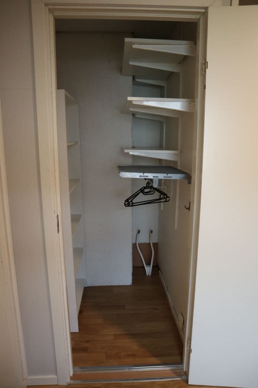 Garderobe i rom 2 Galleribilde