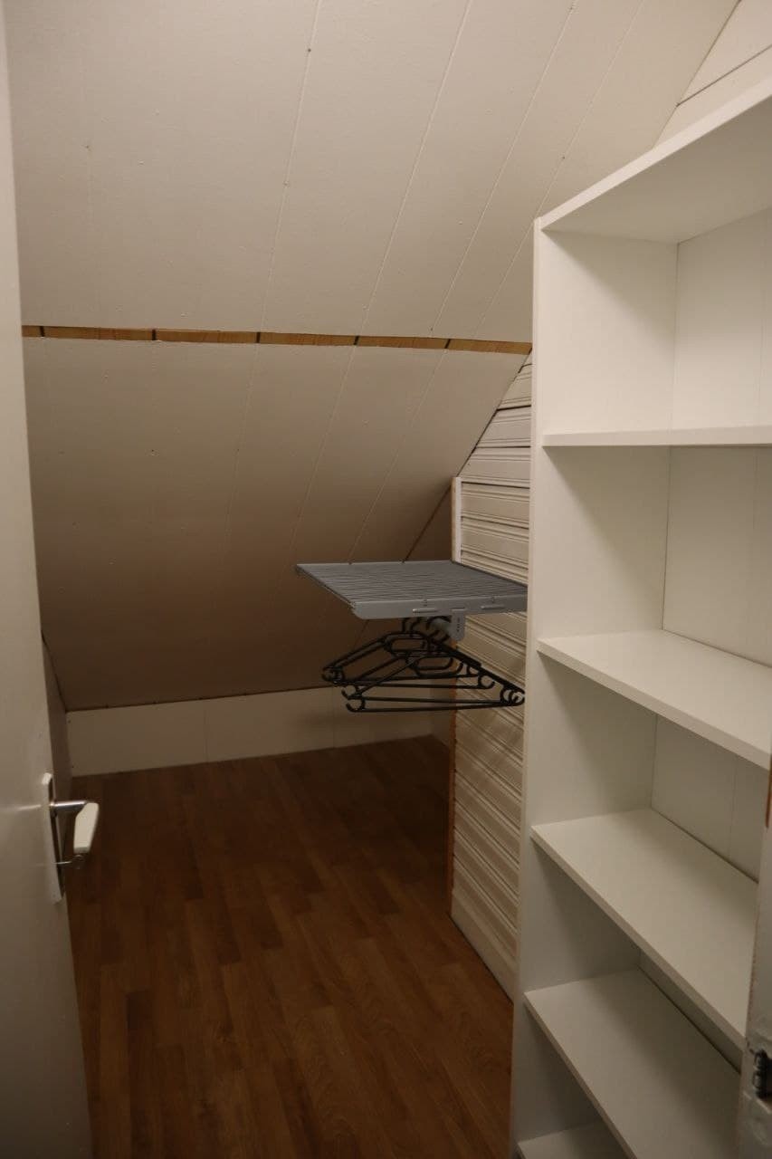 Garderobe i rom 1 Galleribilde