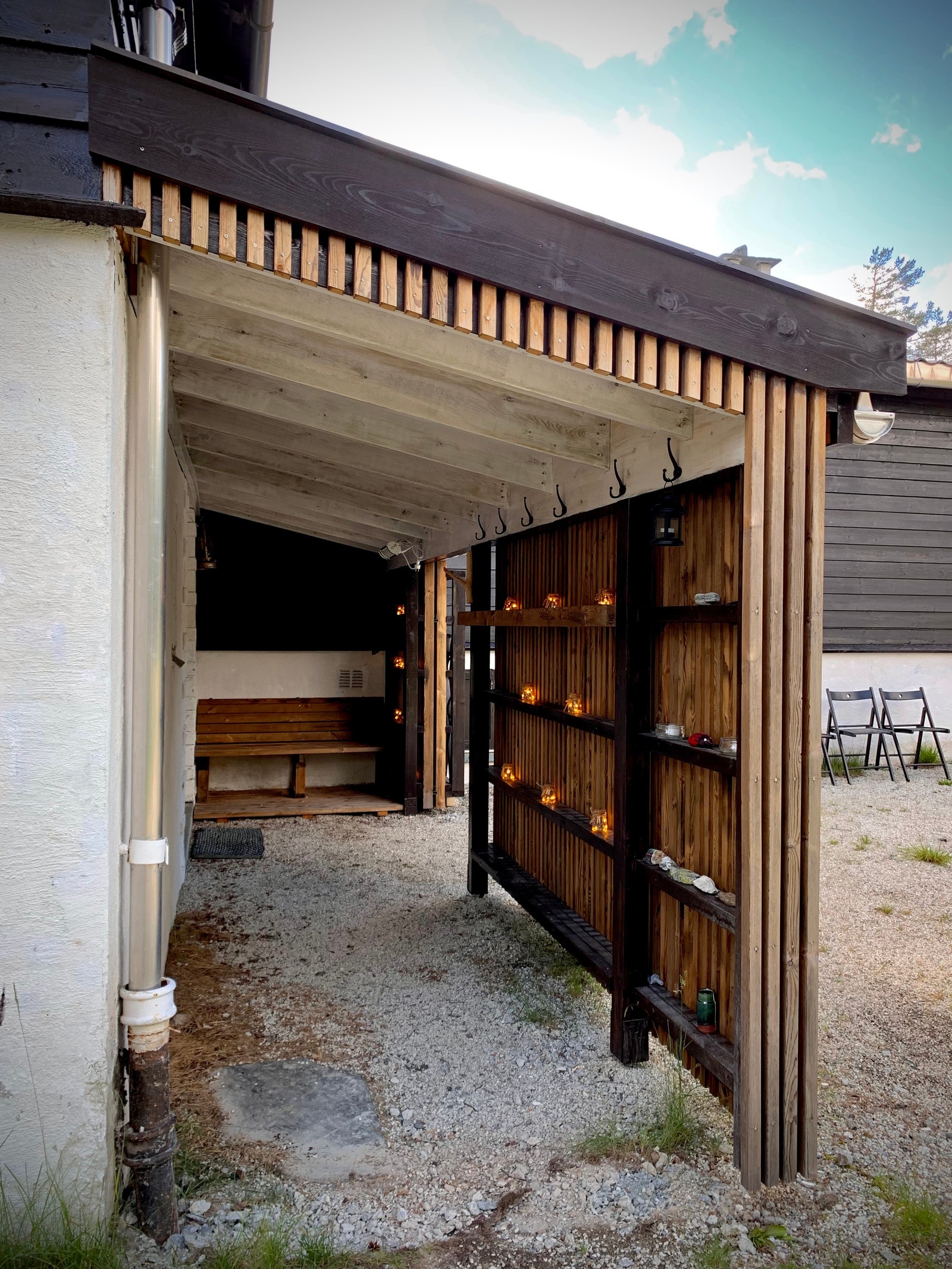 Inngangsparti (innebygd skistativ på innsiden) (Foto: Siv Helen Lekven) Galleribilde