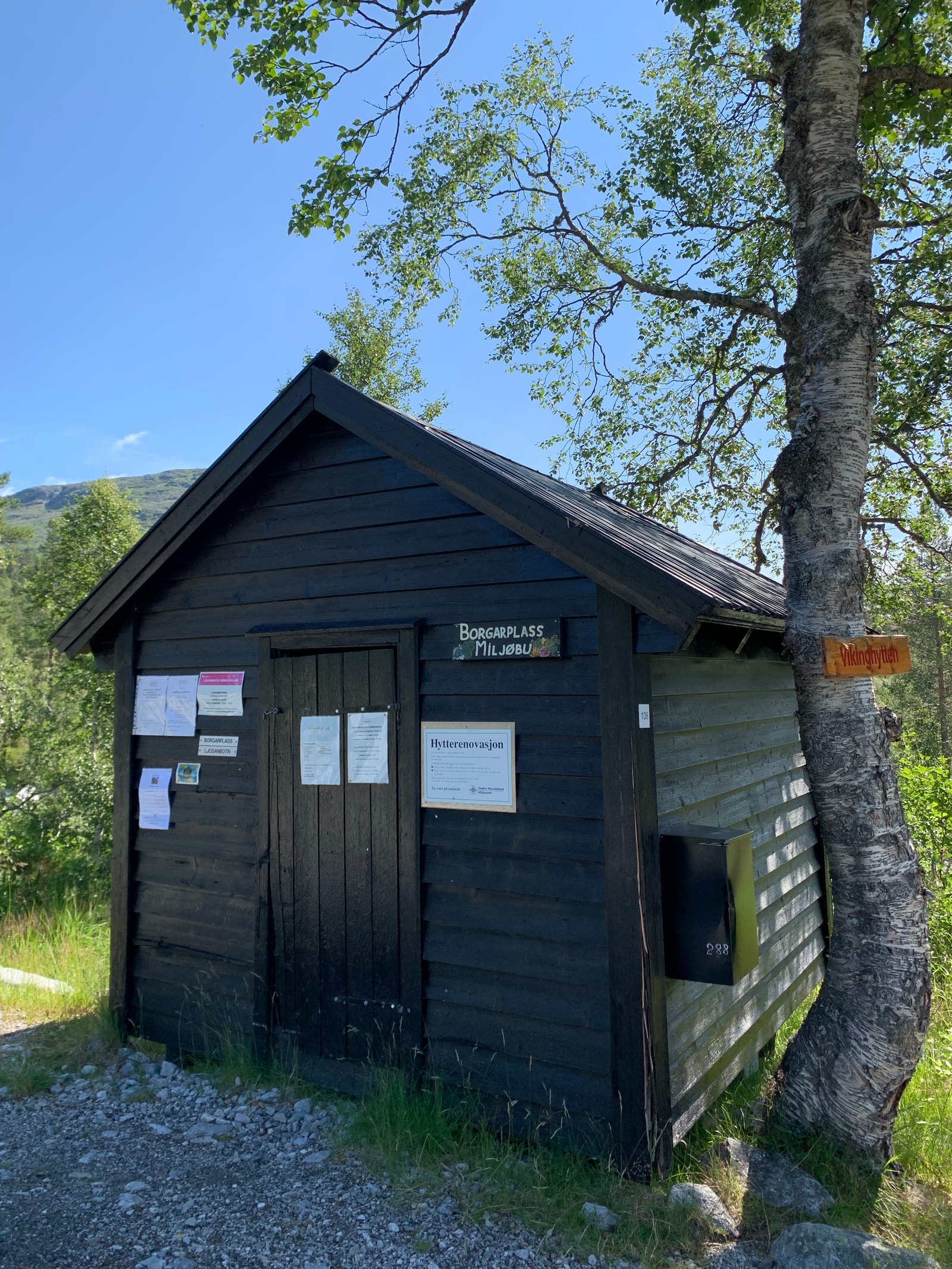 Søppel-bod ved hovedveien (Foto: Siv Helen Lekven) Galleribilde