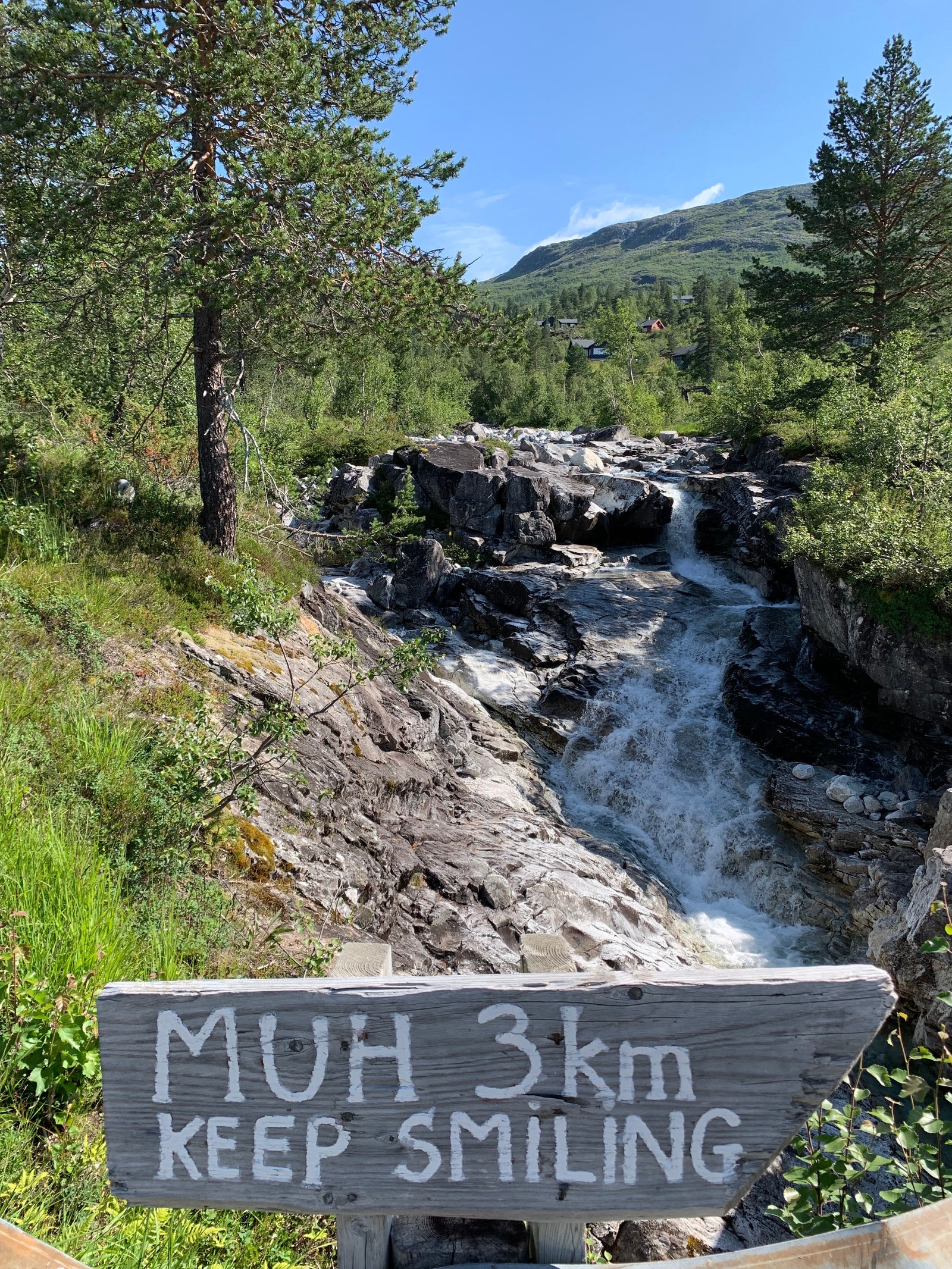 Følg grusveien til venstre for skiltet «Keep Smiling» (Foto: Siv Helen Lekven) Galleribilde