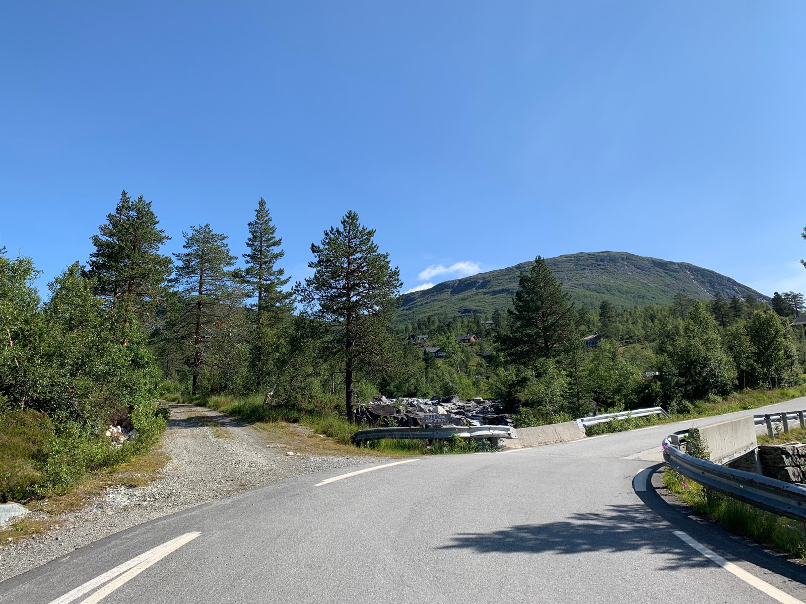 Følg grusveien til venstre for badekulpen «Keep Smiling» (Foto: Siv Helen Lekven) Galleribilde