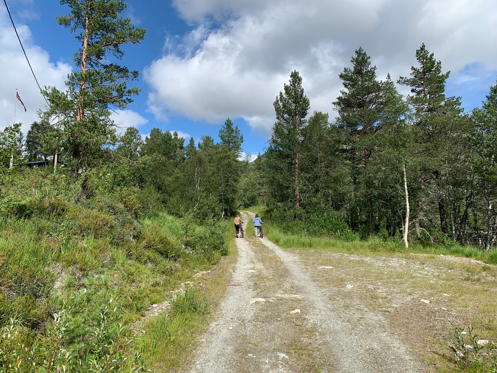 Hytta til Venstre - Vinterparkering til høyre (Foto: Siv Helen Lekven) Galleribilde