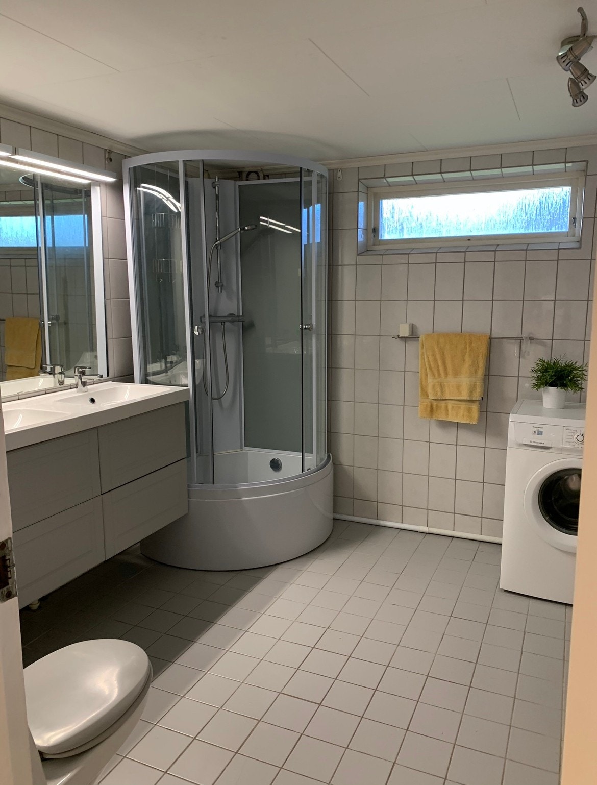 Stort bad med vaskemaskin Galleribilde