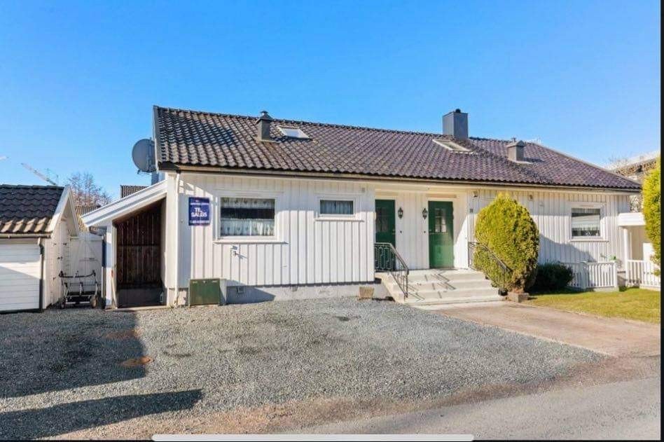 Parkeringsplass rett utenfor kjøkkenvinduet Galleribilde