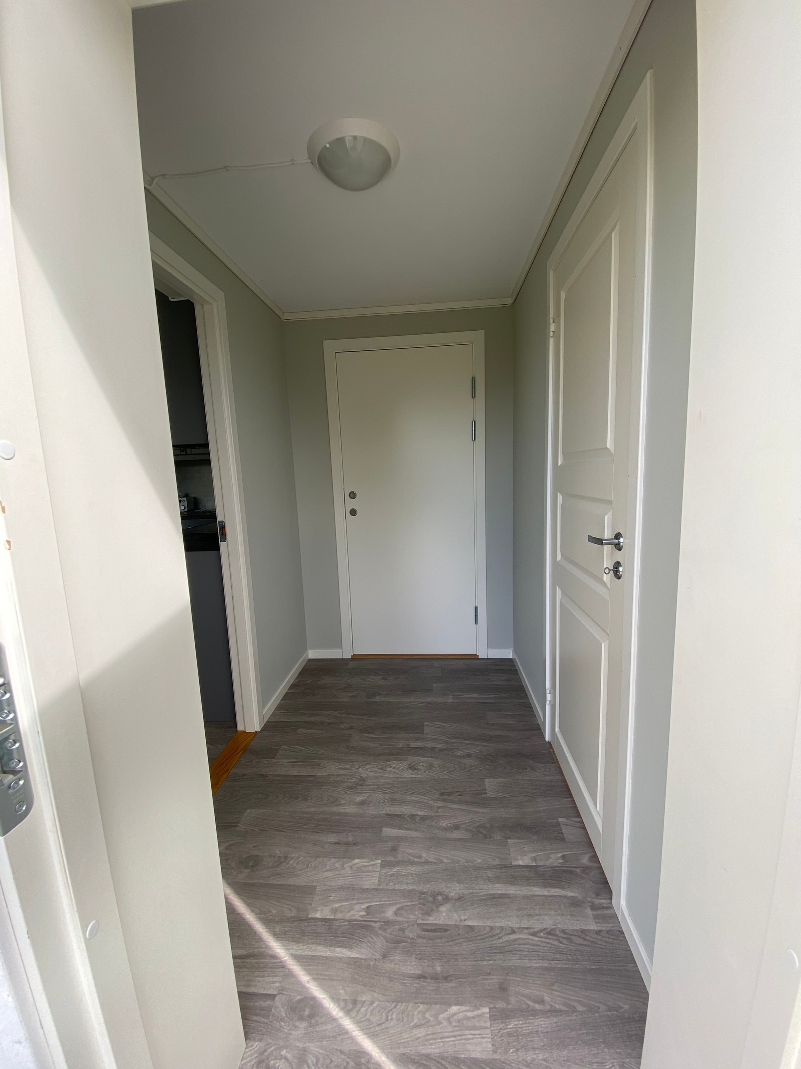 Gang med stue til venstre og bod til høyre Galleribilde