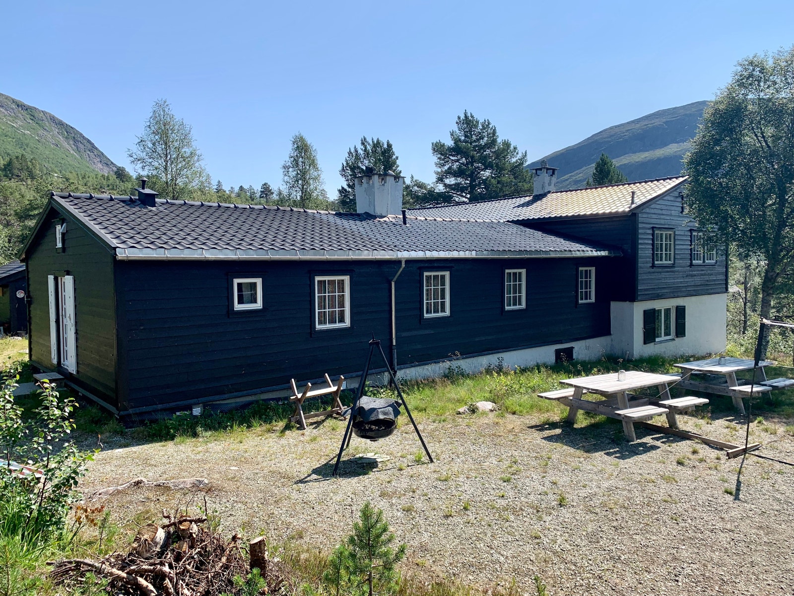 Uteplass på baksiden med sitteplasser, bålpanne og trampoline (Foto: Siv Helen Lekven) Galleribilde