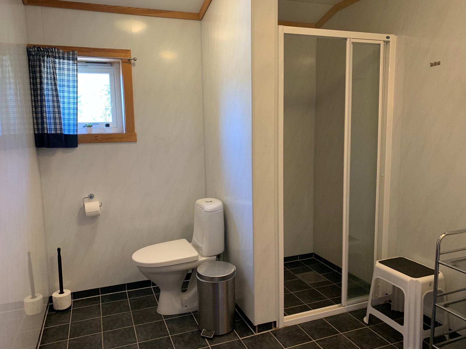 2 stk. bad med dusj, vask og toalett (Foto: Siv Helen Lekven) Galleribilde