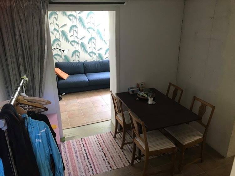 Leiligheten har et romslig inngangsparti med et lite spisebord og plass til å henge fra seg klær. Galleribilde