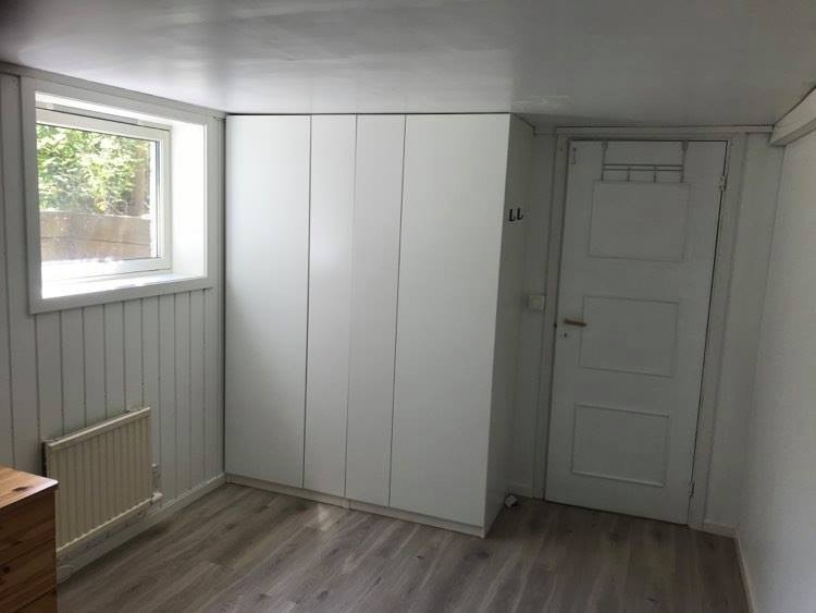 ROM 1: Rommet har mye lagringsplass, med 150 cm bredt ikea-skap og skap over sengen. Vinduene vender ut mot hagen. Galleribilde
