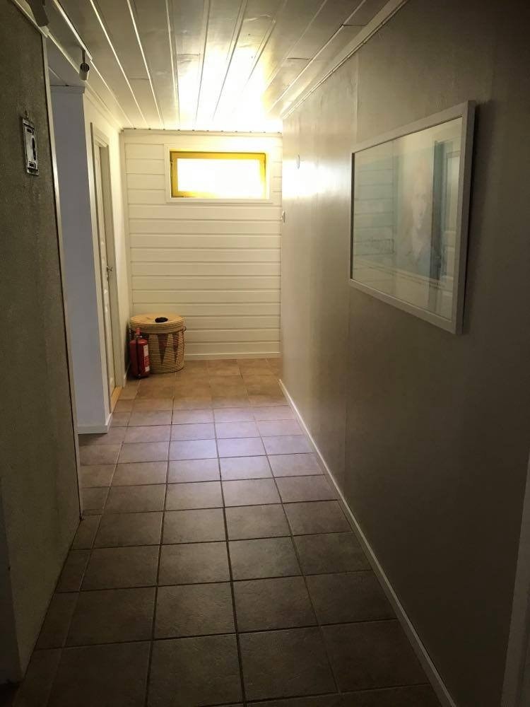 Leiligheten har en stor gang med varme i gulvet. Galleribilde