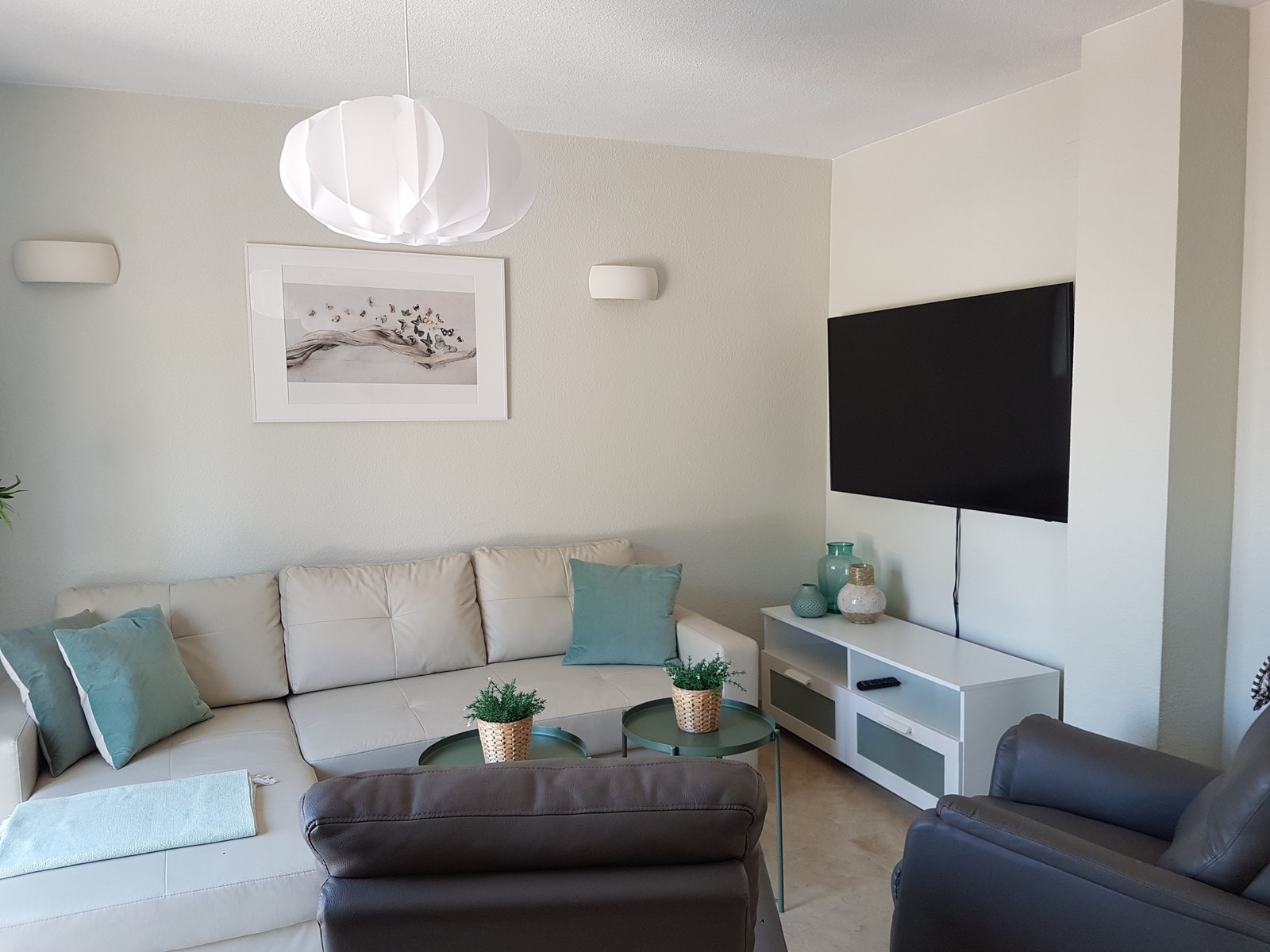 Koselig stue, med stor smart tv. Galleribilde