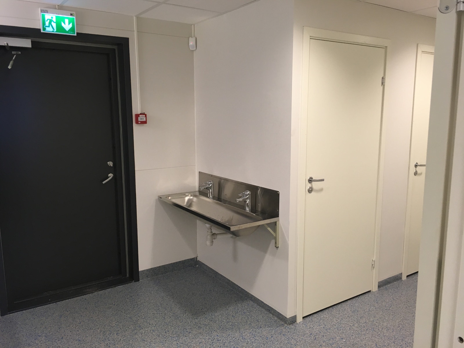 Skifterom/inngang fra verksted HC WC/dusj Galleribilde