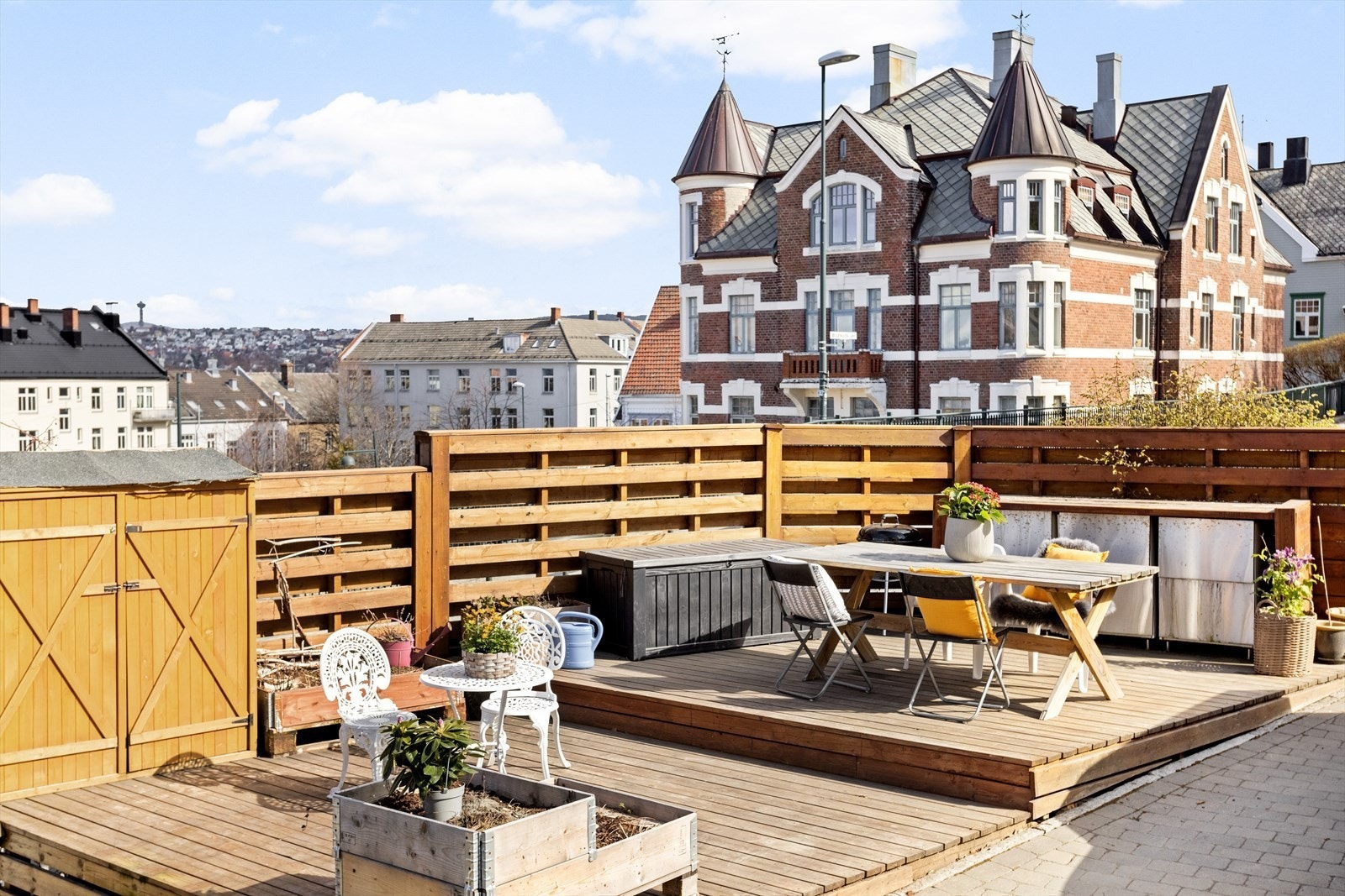 Koselig terasse med hage Galleribilde