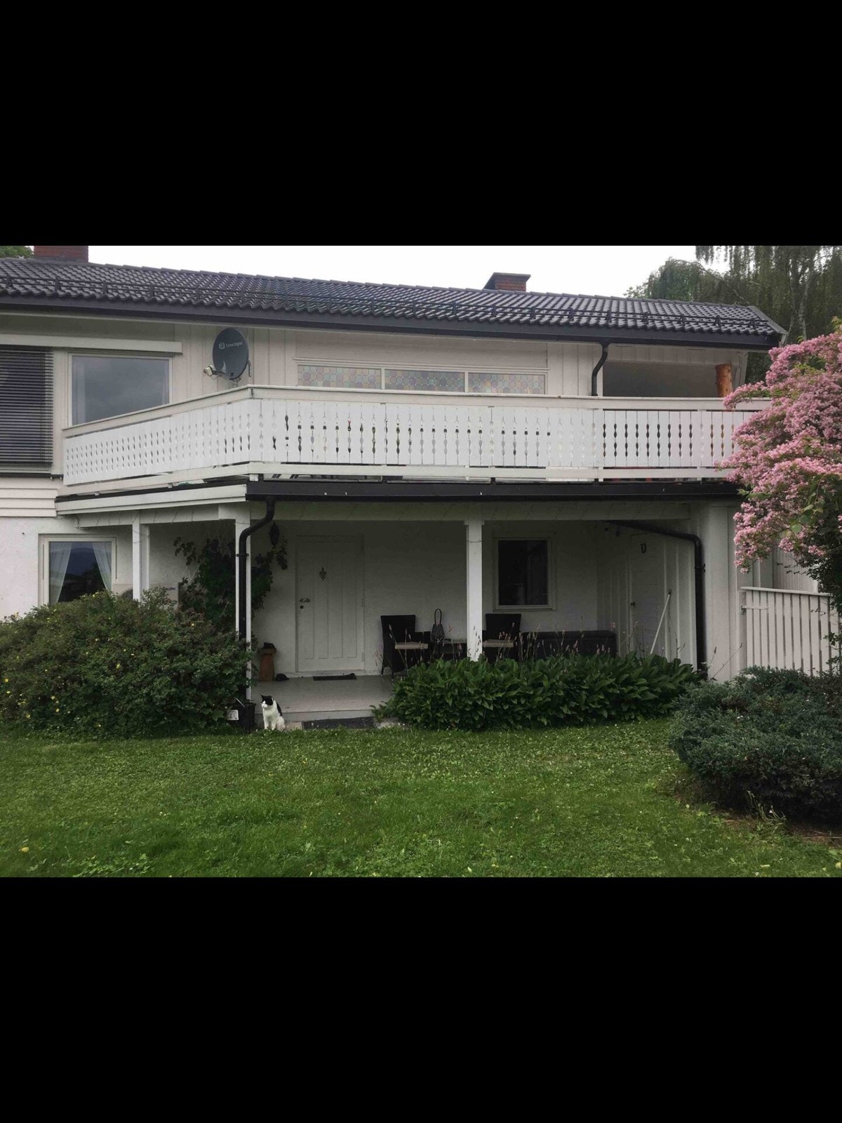 Eget inngangsparti med stor terrasse Galleribilde