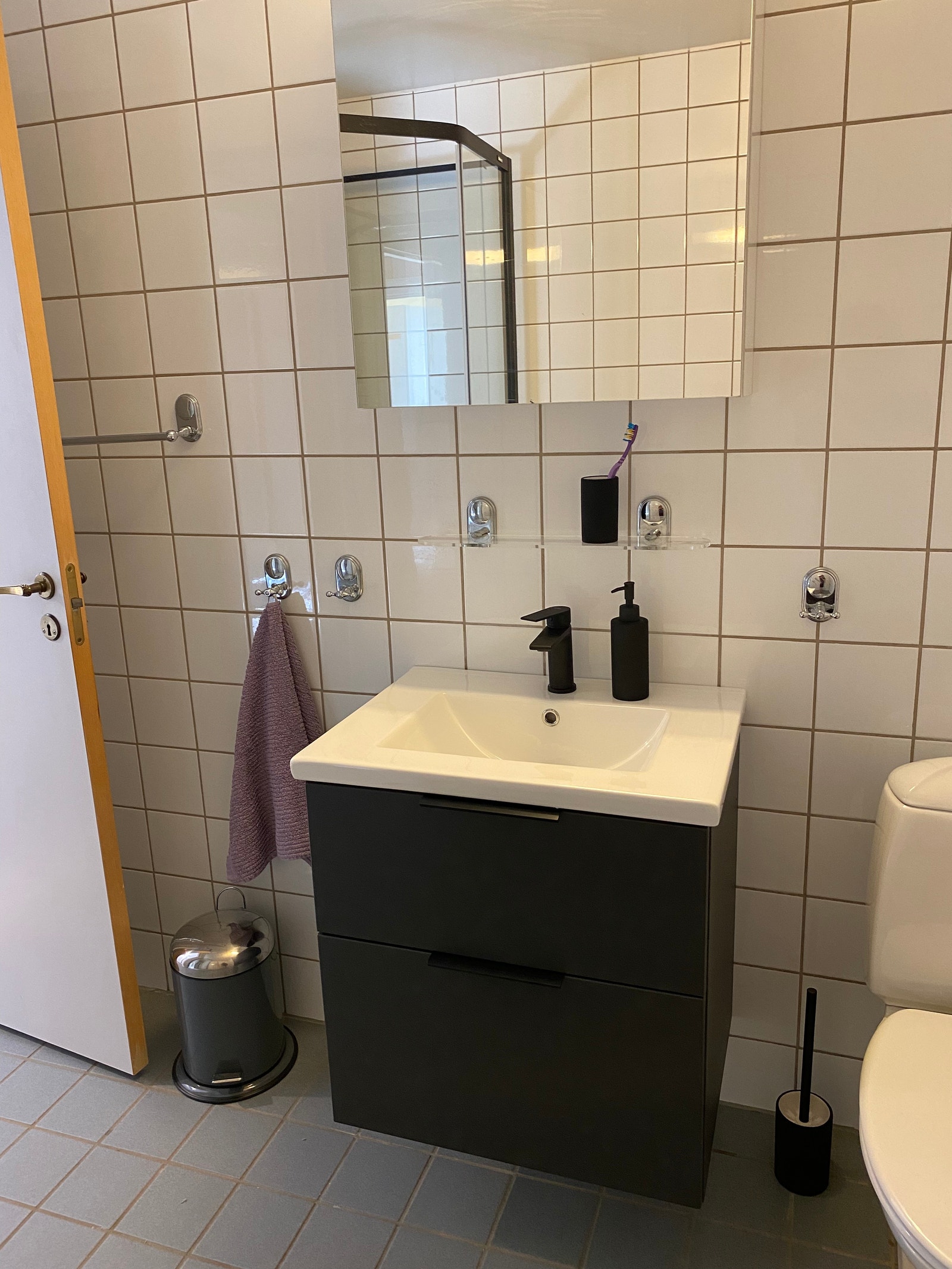 Bad med wc og dusjkabinett Galleribilde